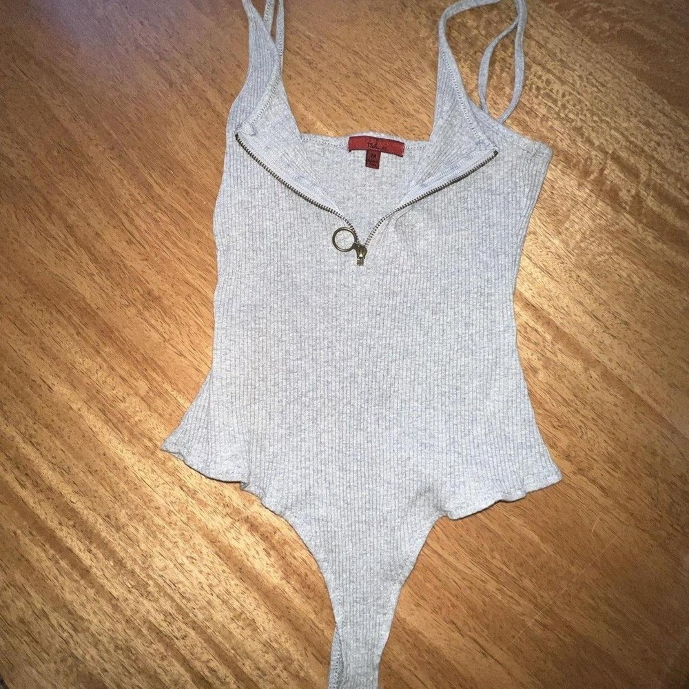 BKE Sleeveless bodysuit in gray with zipper Sexy